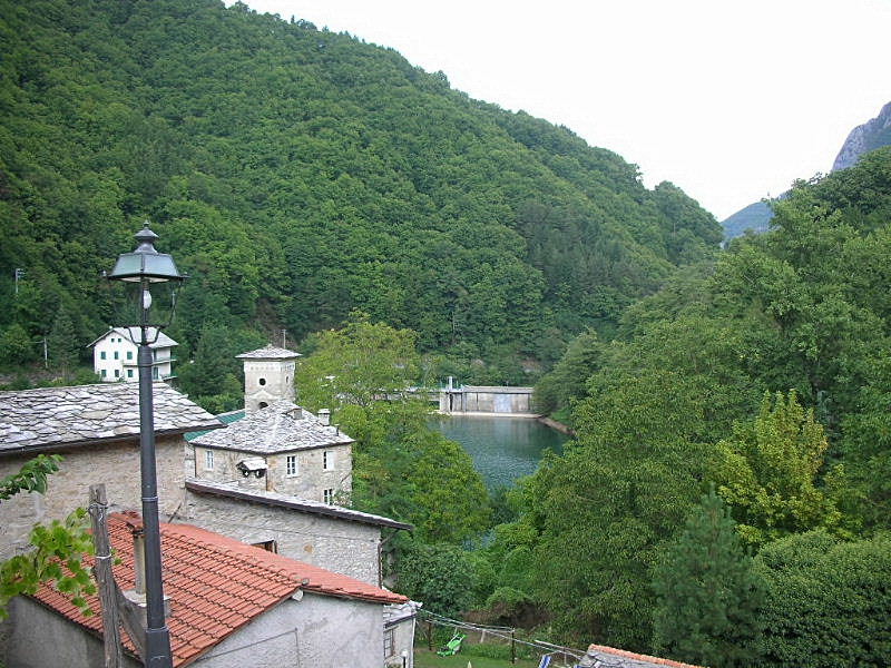 Isola Santa, un paese sul lago.